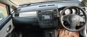 Nissan Tiida 2009 Silver