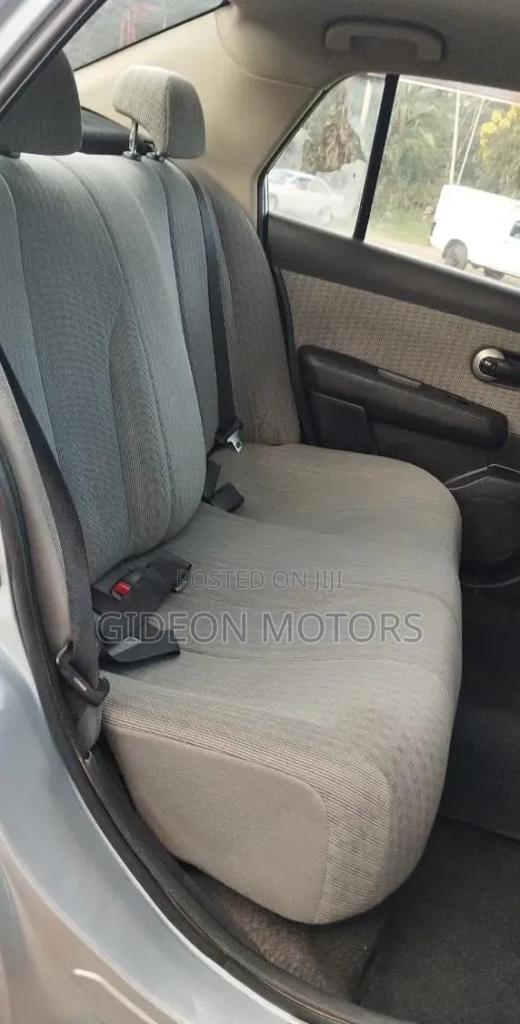 Nissan Tiida 2009 Silver