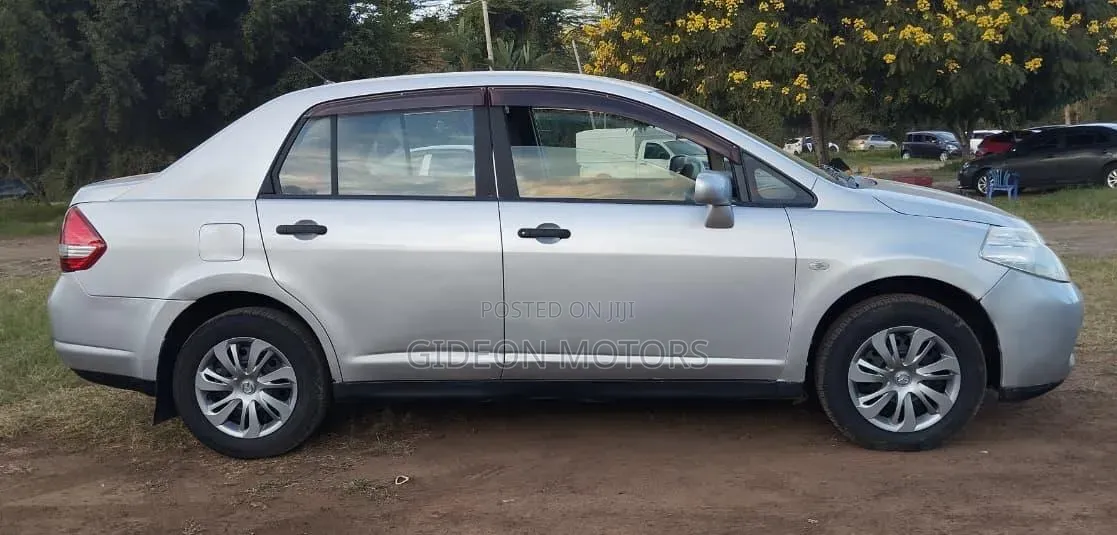 Nissan Tiida 2009 Silver