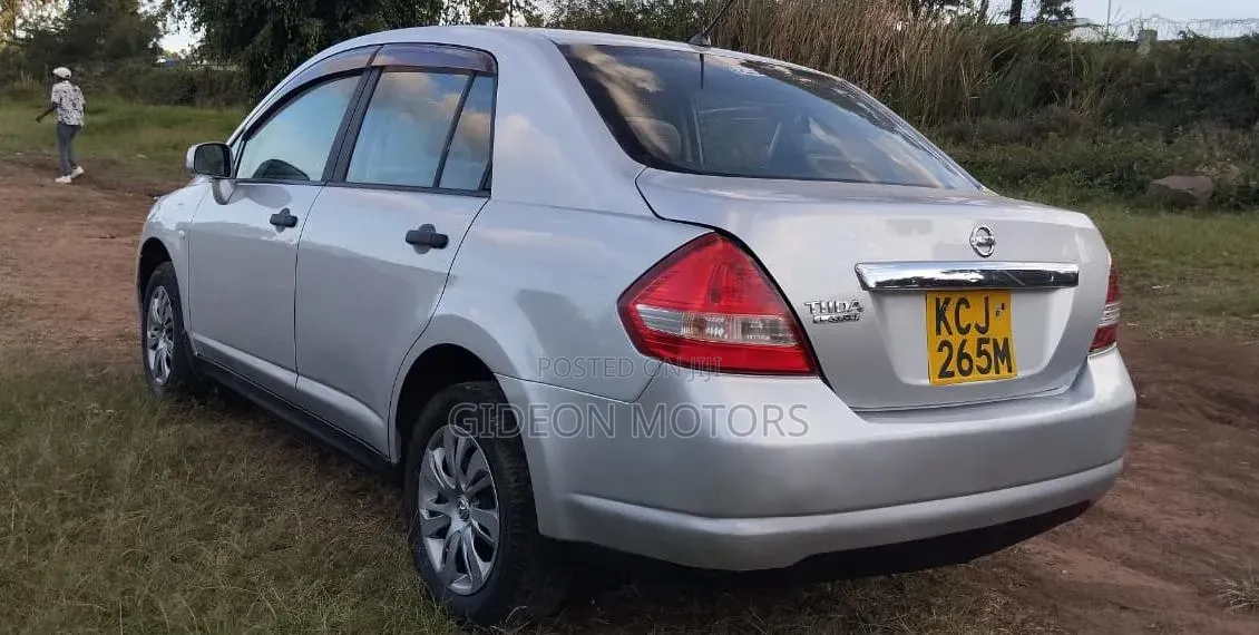 Nissan Tiida 2009 Silver