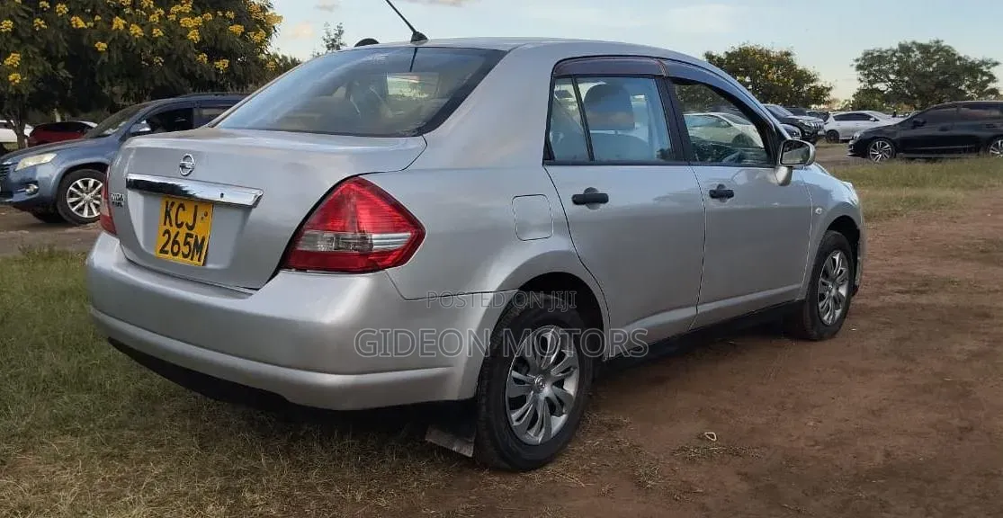 Nissan Tiida 2009 Silver