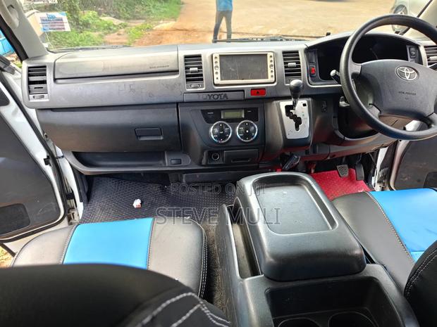 Toyota HiAce 2012 White - thumbnail 17
