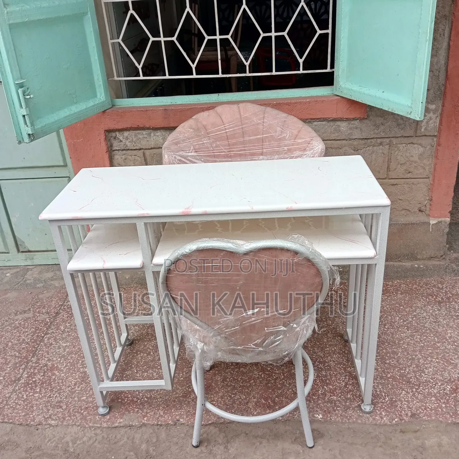 Captivating and Blooming Parlour Set