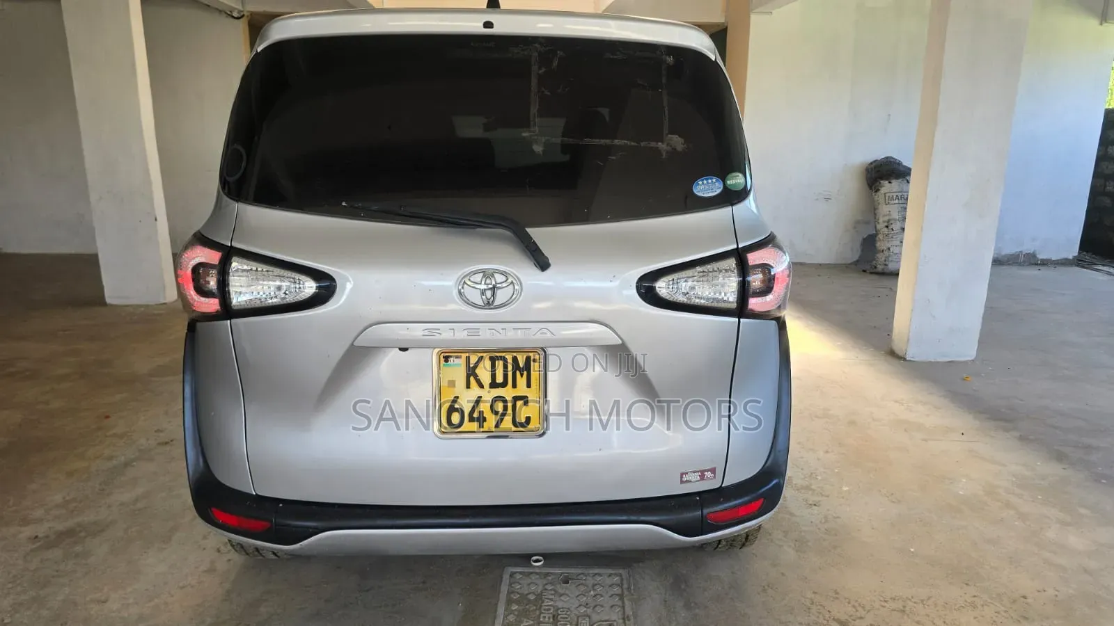 Toyota Sienta 2016 Silver