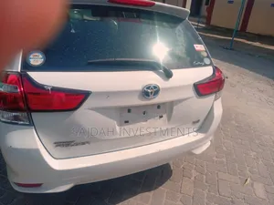 Toyota Corolla Fielder 1.5 Hybrid FWD 2019 White