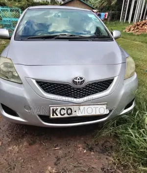Toyota Belta 2011 Silver
