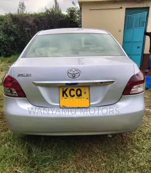Toyota Belta 2011 Silver