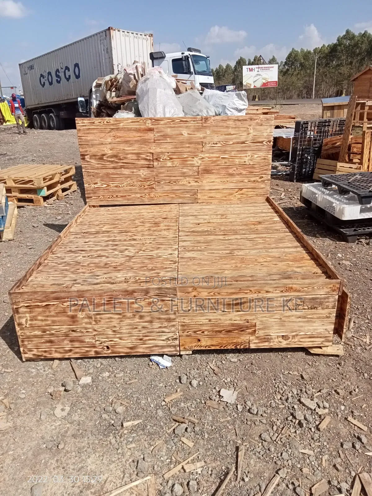 Carbon Finish Box Bed