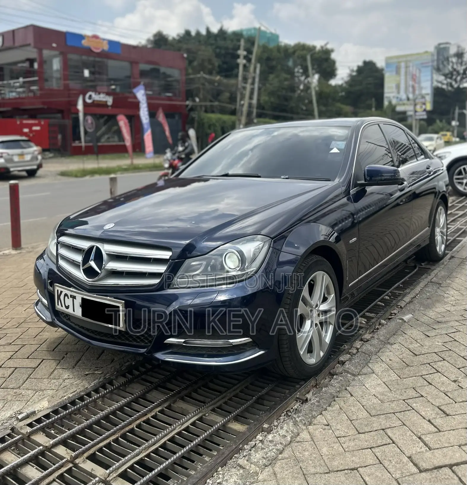 Mercedes-Benz C200 2011 Blue