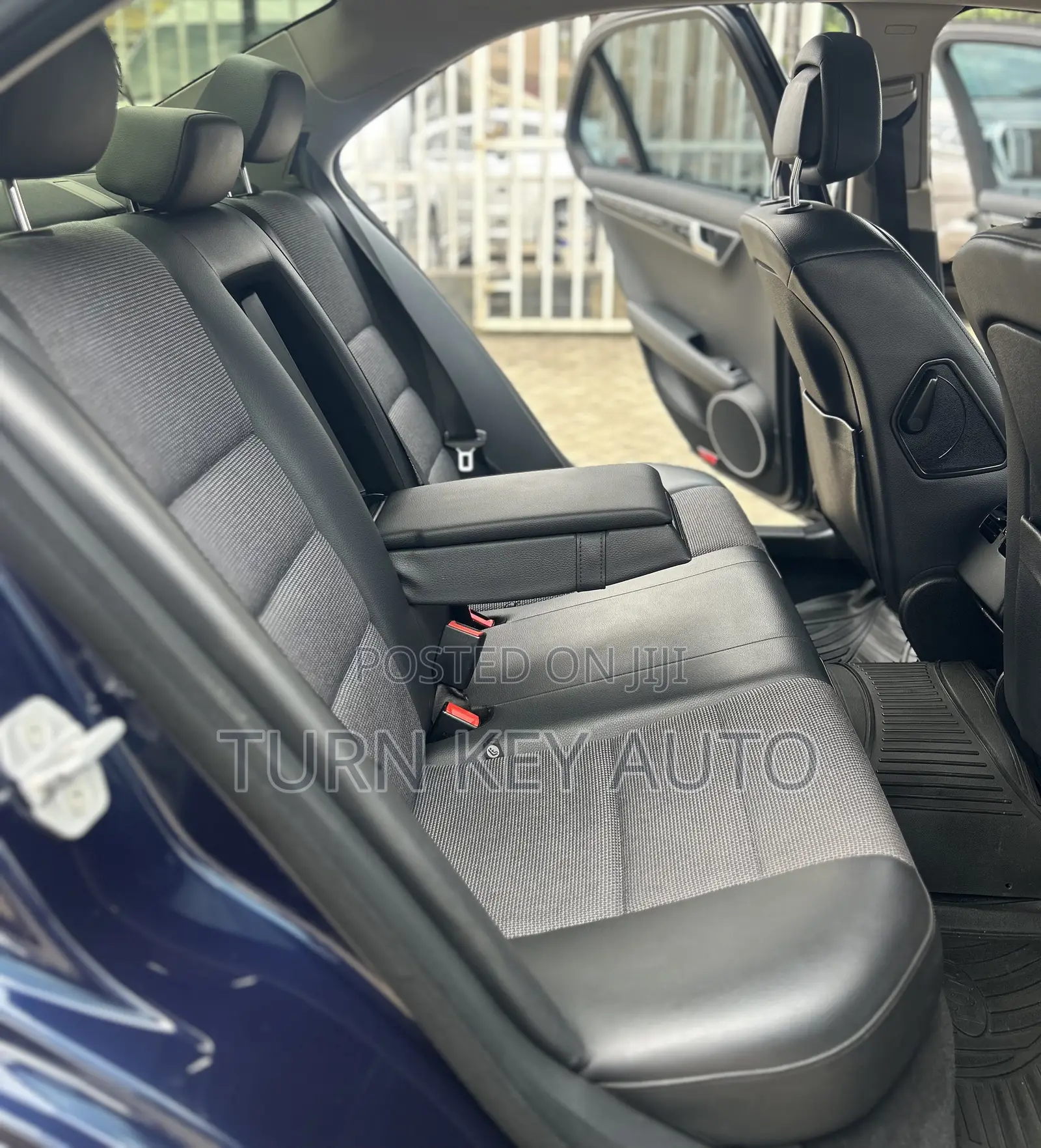 Mercedes-Benz C200 2011 Blue