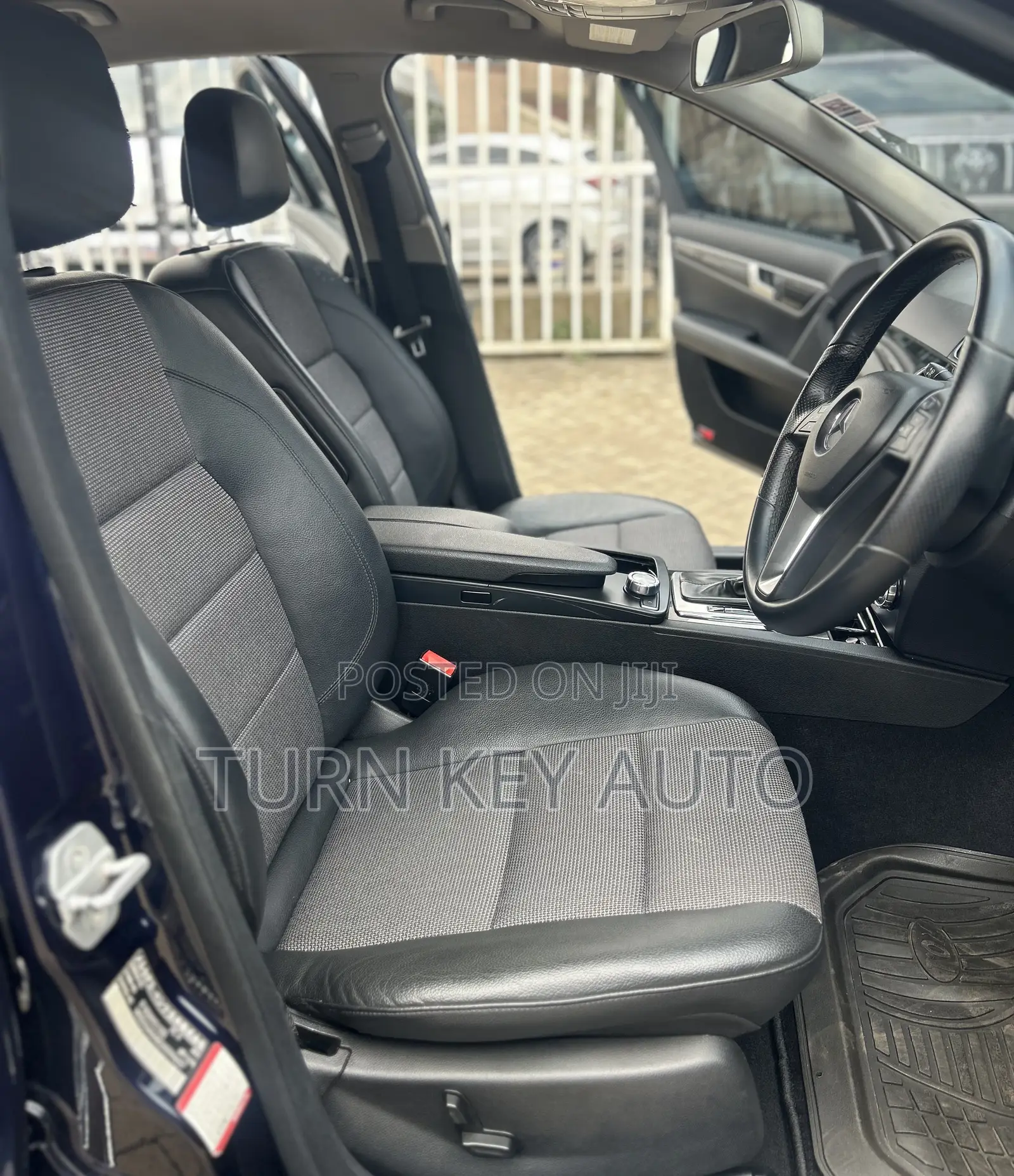 Mercedes-Benz C200 2011 Blue