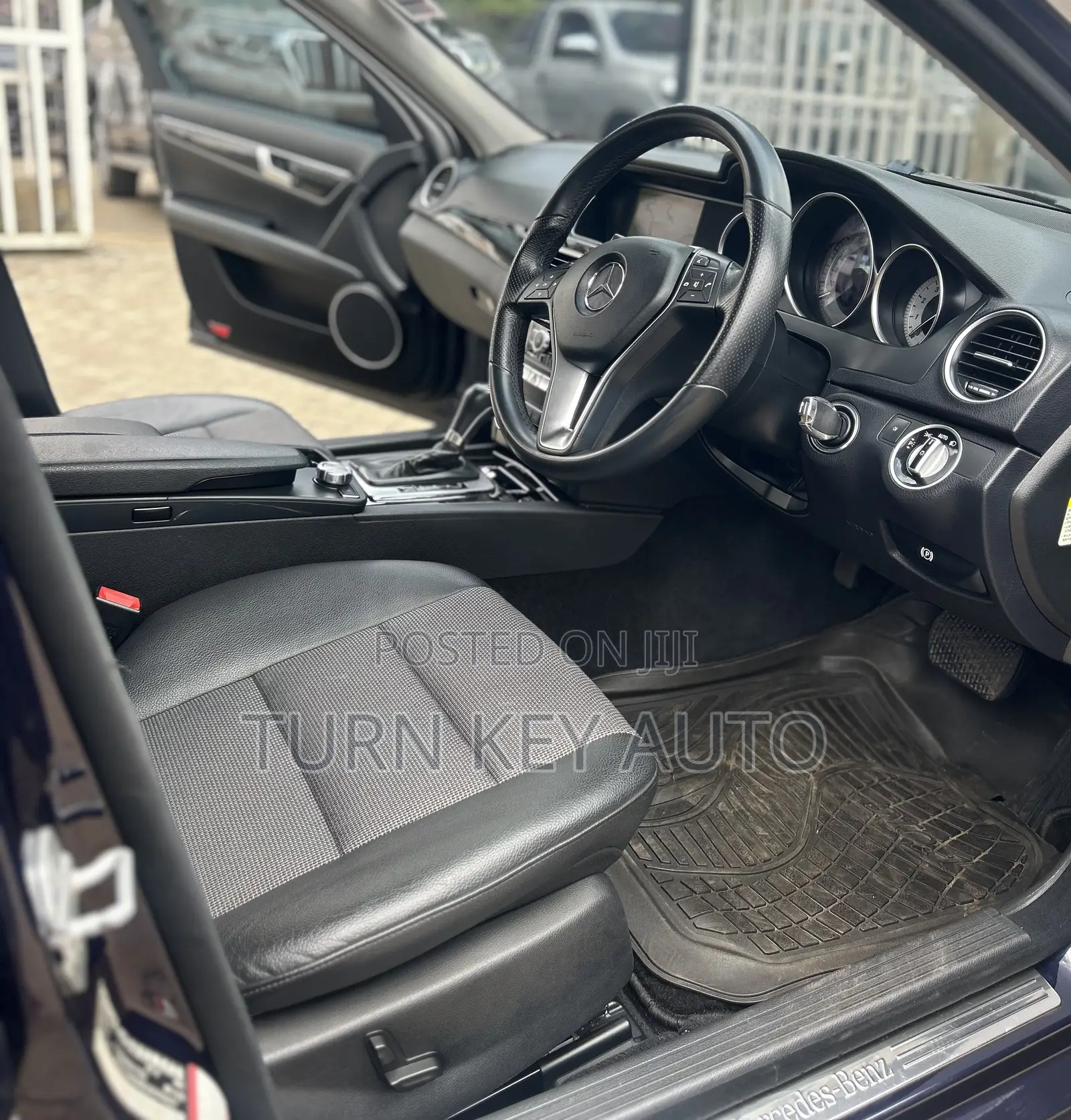 Mercedes-Benz C200 2011 Blue