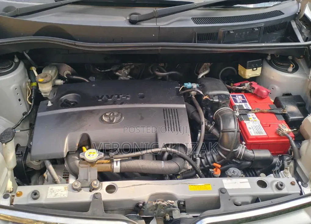 Toyota Sienta 2012 Silver