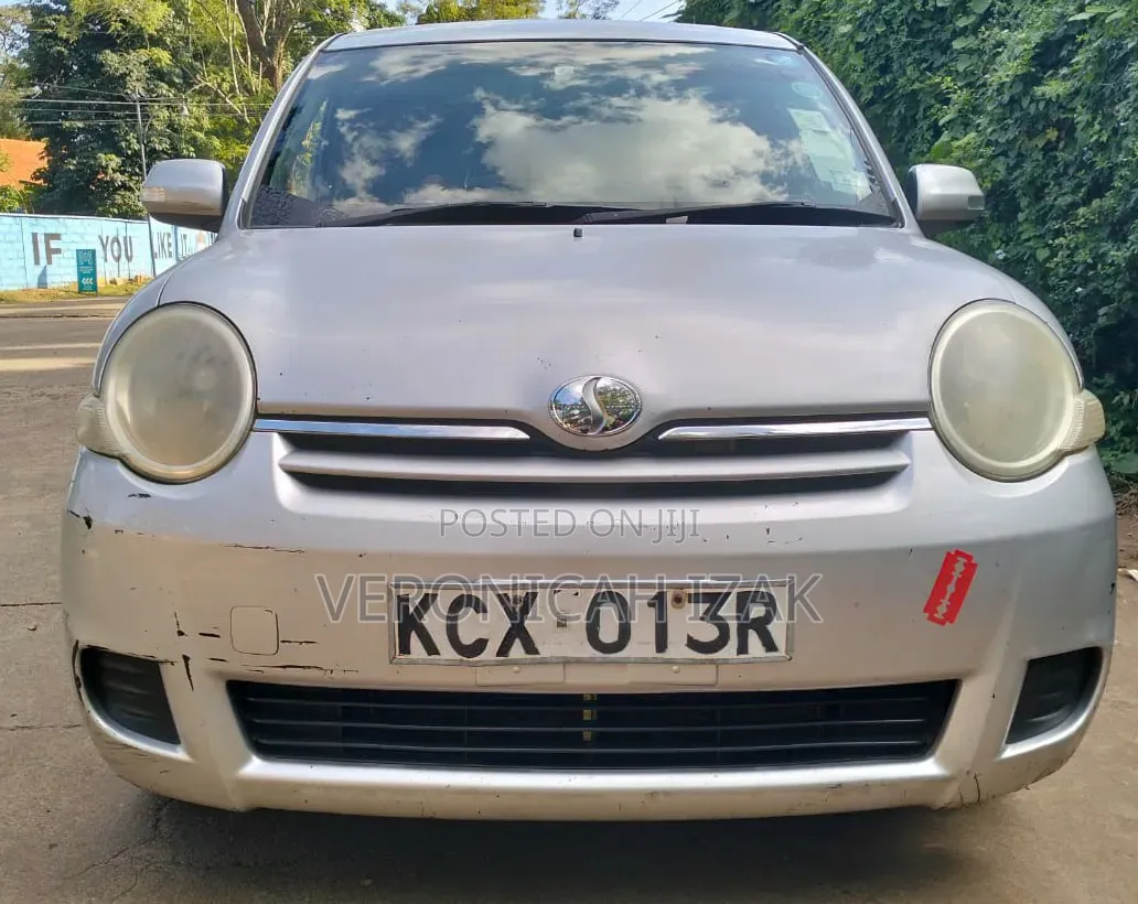 Toyota Sienta 2012 Silver