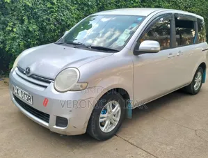 Toyota Sienta 2012 Silver