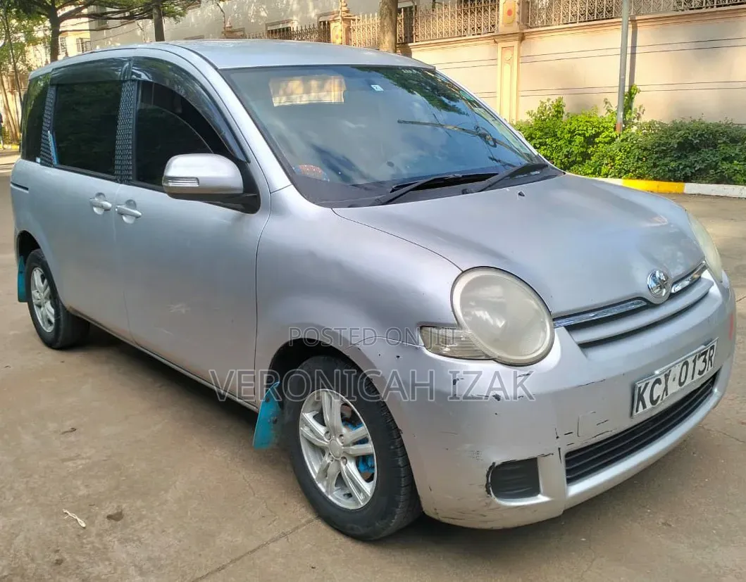 Toyota Sienta 2012 Silver