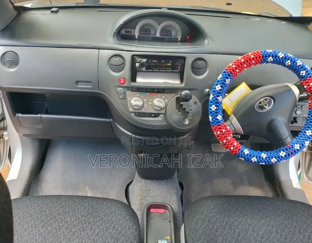 Toyota Sienta 2012 Silver