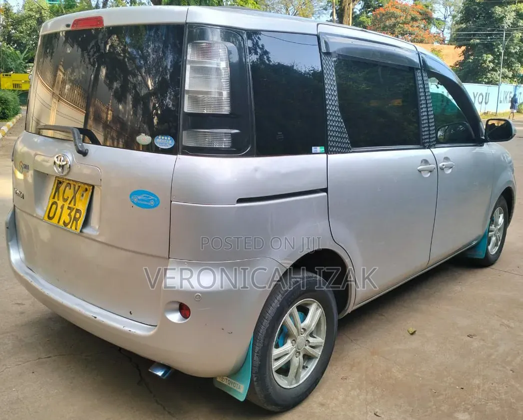 Toyota Sienta 2012 Silver