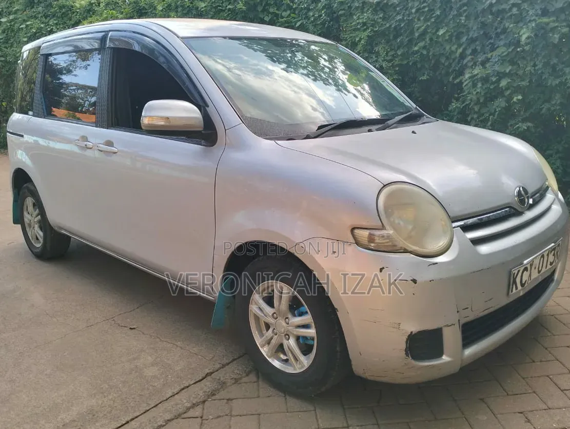 Toyota Sienta 2012 Silver