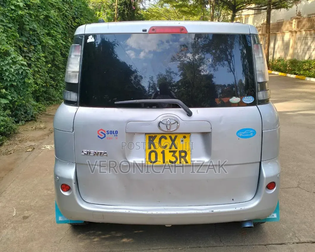 Toyota Sienta 2012 Silver