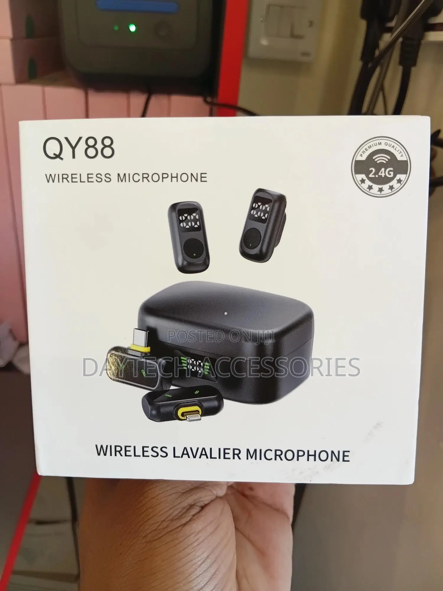 Qy88 Wireless Microphone With Noise Cancellation, Clip-on Lavalier Mic