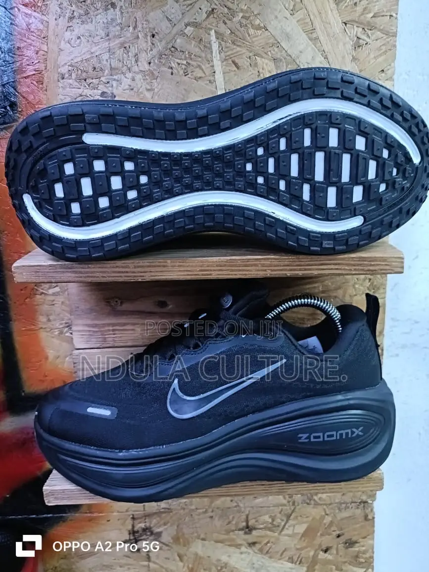 Nike Zoom Vomero Plus Runner