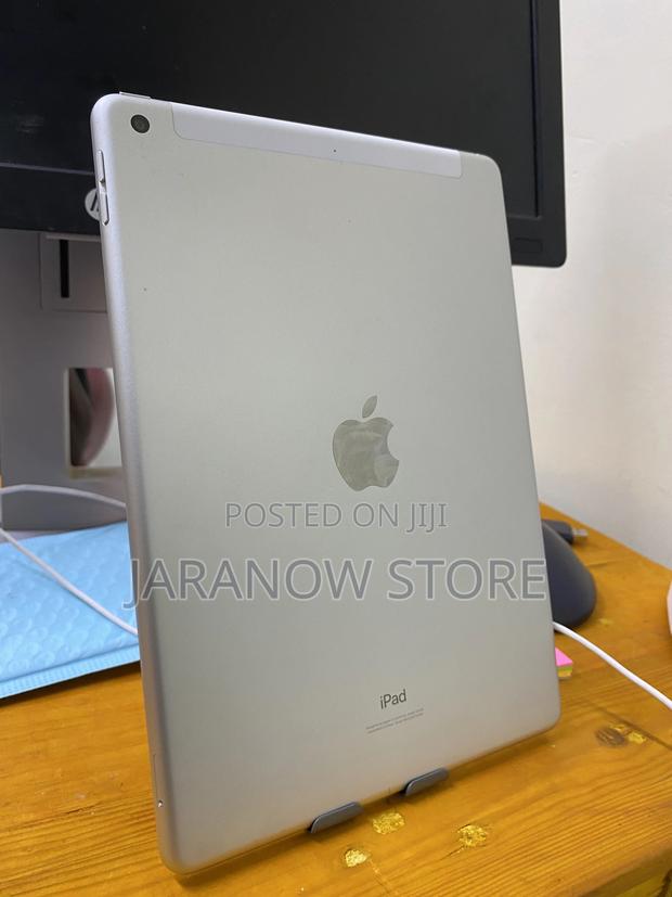 Apple iPad 9.7 32 GB Silver - main view