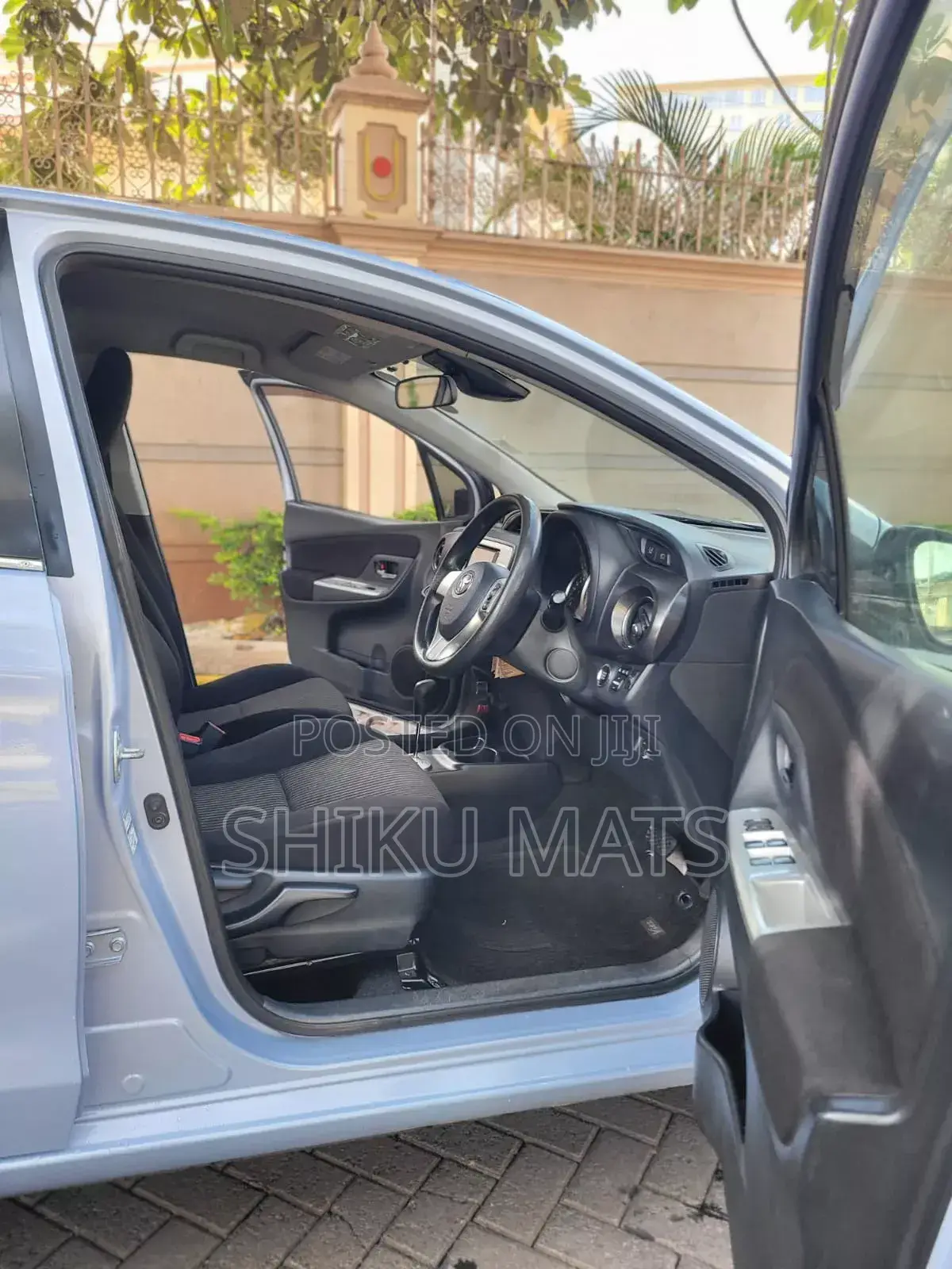 Toyota Vitz 2015 Silver