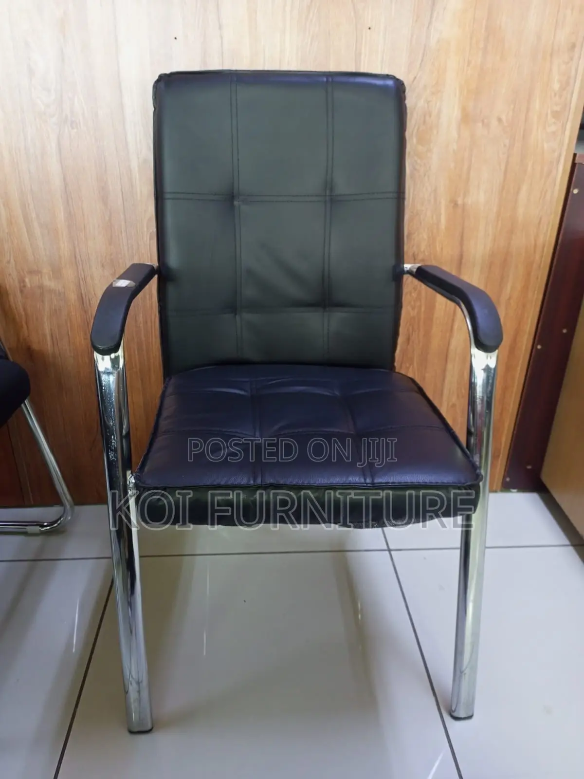 Office Chair : L45m Modern Executive Visitor Chair in Black Pu Leather
