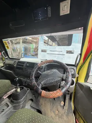 Hino Dutro 2014 Yellow