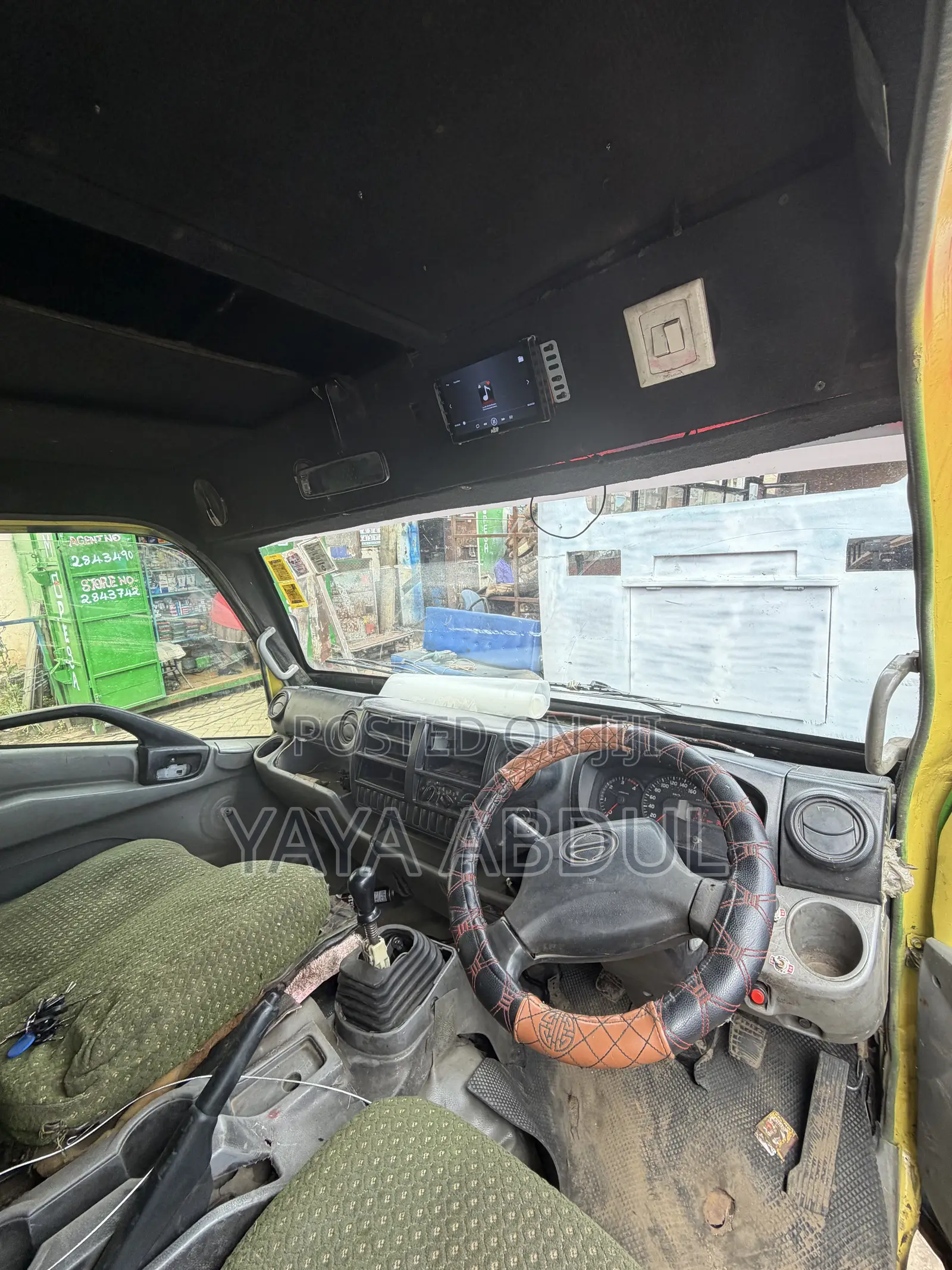 Hino Dutro 2014 Yellow