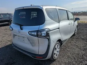 Toyota Sienta 2022 Silver