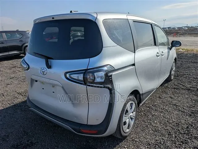 Toyota Sienta 2022 Silver