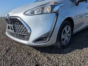 Toyota Sienta 2022 Silver