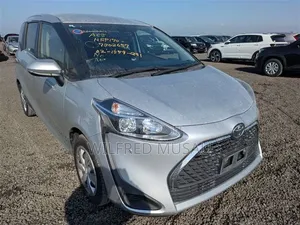 Toyota Sienta 2022 Silver