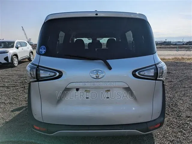 Toyota Sienta 2022 Silver