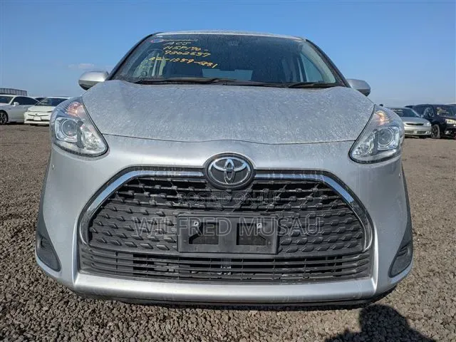 Toyota Sienta 2022 Silver