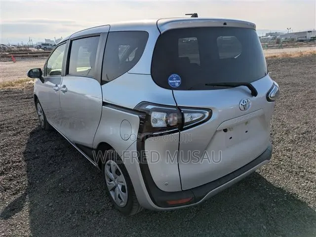 Toyota Sienta 2022 Silver