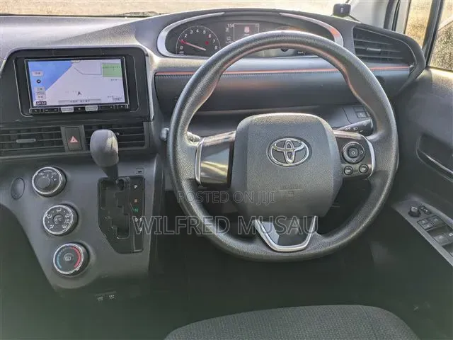 Toyota Sienta 2022 Silver