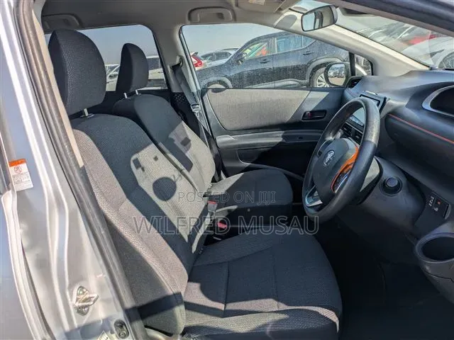Toyota Sienta 2022 Silver
