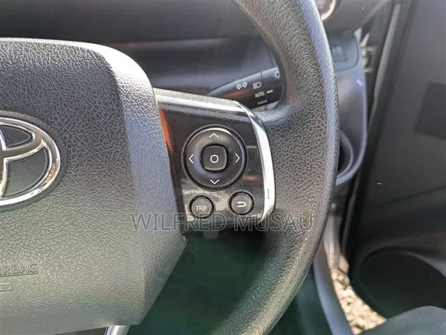 Toyota Sienta 2022 Silver