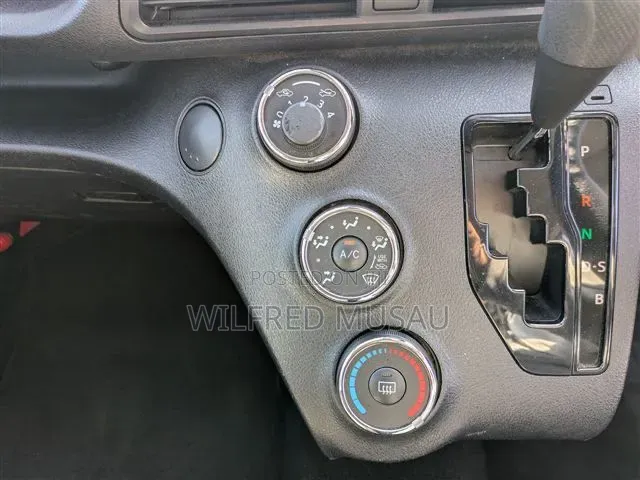 Toyota Sienta 2022 Silver