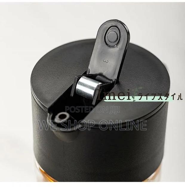 Automatic Opening Blue Lid and Closing Oil Bottle 550ml - thumbnail 4