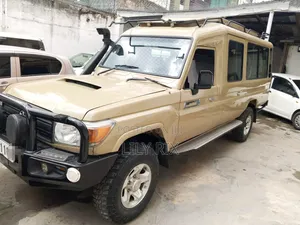 Toyota Land Cruiser Tours Van
