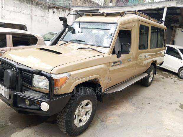 Toyota Land Cruiser Tours Van