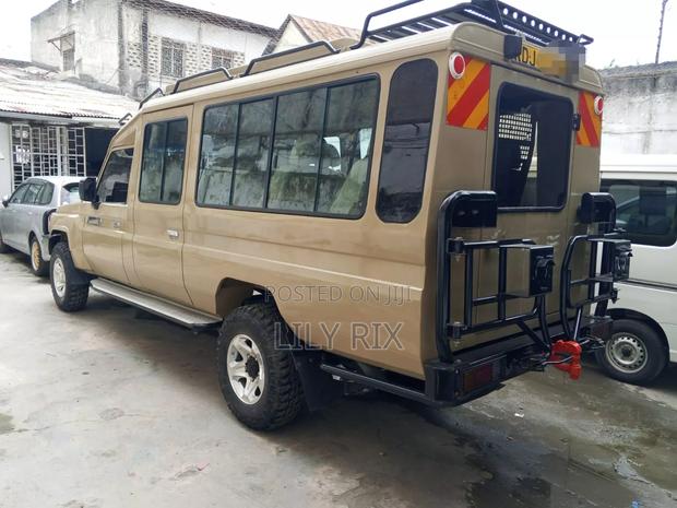 Toyota Land Cruiser Tours Van - thumbnail 2