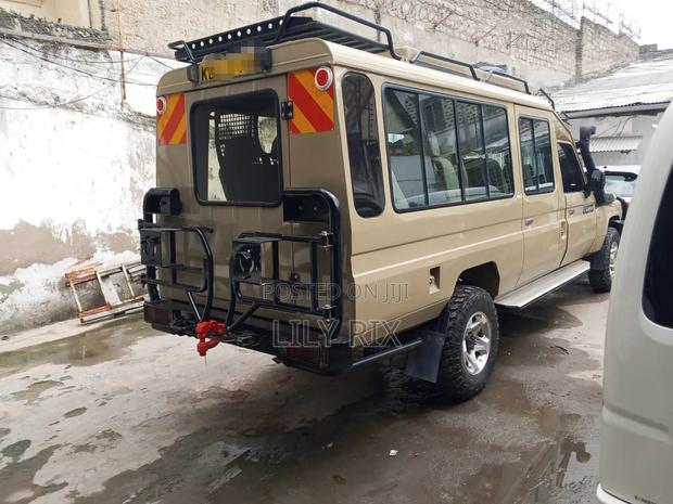 Toyota Land Cruiser Tours Van - thumbnail 3
