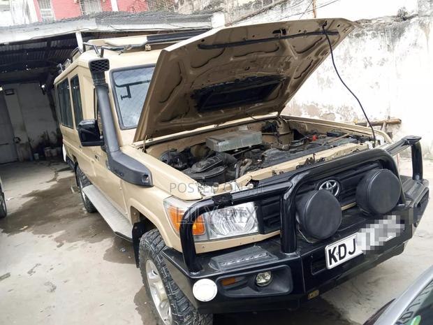 Toyota Land Cruiser Tours Van - thumbnail 4