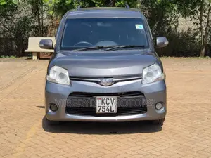 Toyota Sienta 2012
