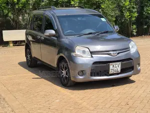 Toyota Sienta 2012